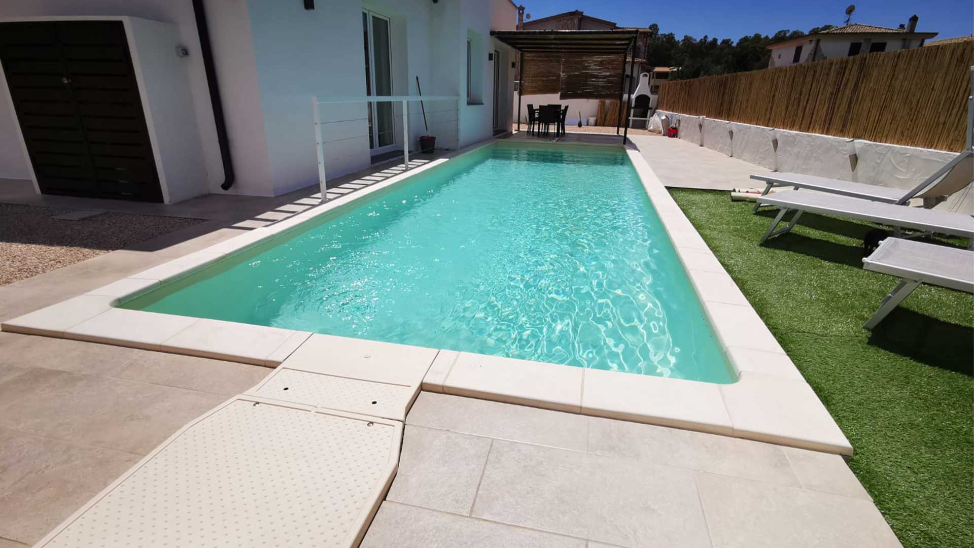 villetta a olia speciosa , sardegna. Villetta in prefabbricato con piscina esterna